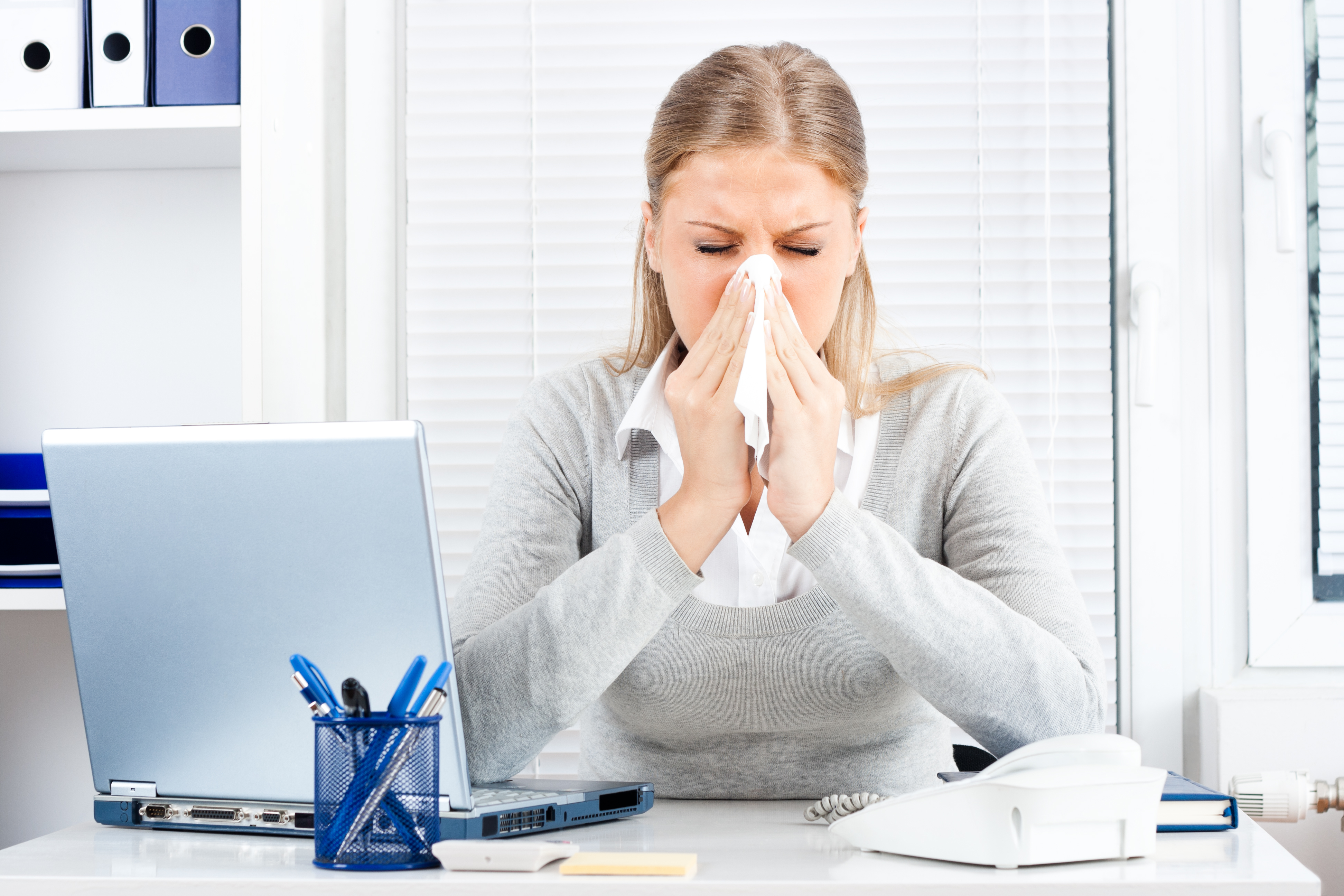 Работа в гриппа. Синдром больного здания. Больной человек в офисе. Аллергия за компьютером.